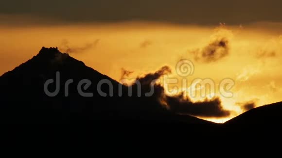 库切夫斯卡亚火山群的日出视频的预览图