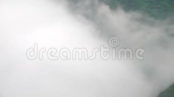 在海滨国家公园观看带有云的山景视频的预览图