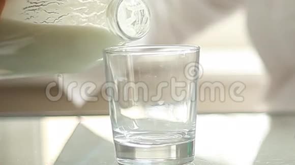 酸奶瓶倒入玻璃杯中特写视频的预览图