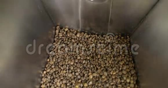 咖啡豆掉在一个工厂车间里视频的预览图