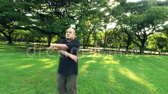 在自然的户外公园里亚洲的泰国男子在健身锻炼前摆动手臂锻炼身体视频的预览图
