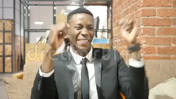 在办公室跳舞的黑人商人快乐视频的预览图