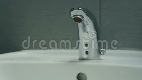 一个人洗他的手和脸视频的预览图
