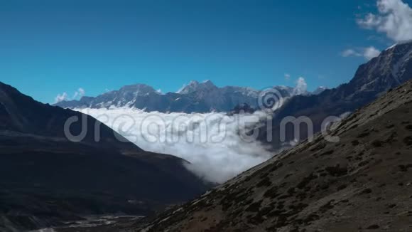 高地山谷上空的云层移动视频的预览图