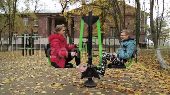 一个小女孩和一个男孩一起在模拟器上健身哥哥和姐姐都在运动视频的预览图