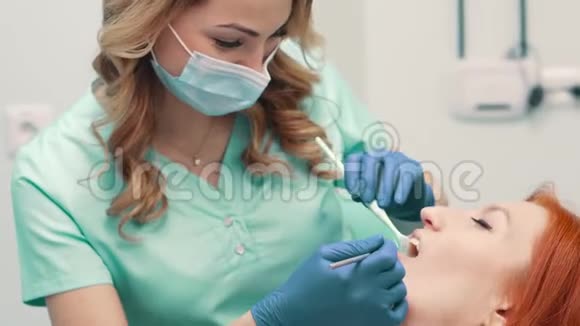 在牙医接待处的年轻女子视频的预览图