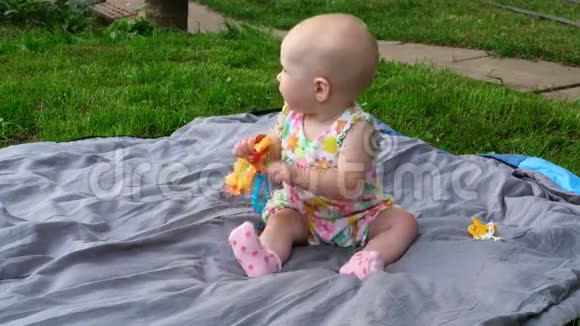 七个月的女婴和库坎贝尔视频的预览图