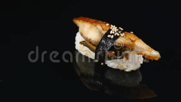 在黑色背景下旋转的寿司视频的预览图