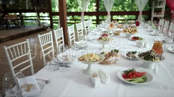为婚宴精心布置的桌子视频的预览图