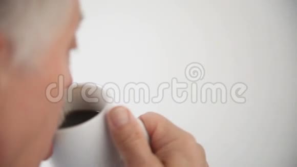 男人喝一杯咖啡视频的预览图