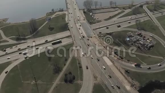 欧洲城市交通大桥高架桥和汽车无人机射击视频的预览图