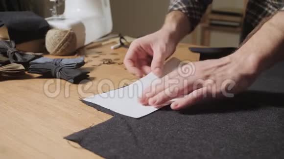 剪羊毛织物线条图案羊毛织物的蝴蝶结做裁缝用缝纫的年轻人视频的预览图
