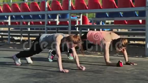 一群女孩正在练习木板姿势视频的预览图