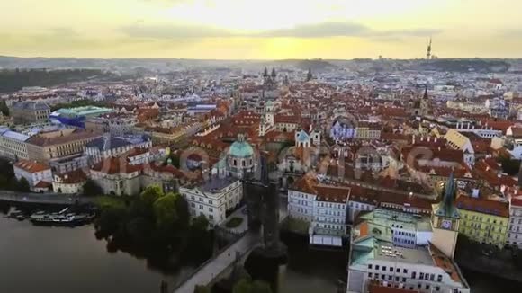 从上面可以看到布拉格的城市景观飞越城市上空俯瞰全景视频的预览图