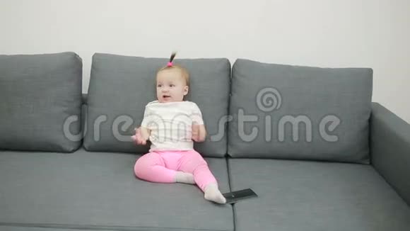 小女孩在客厅的沙发上玩耍视频的预览图