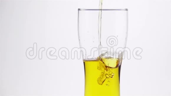 淡啤酒倒入玻璃杯中视频的预览图