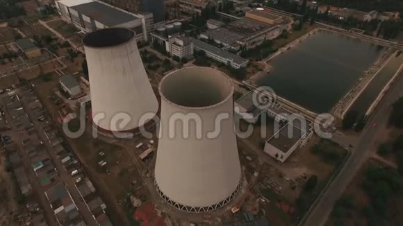 旧的火力发电厂制造污染空气视频的预览图