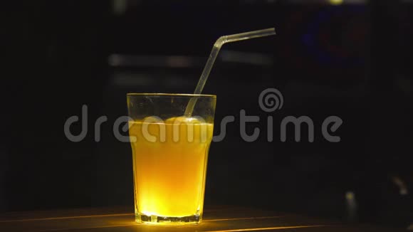 冰球尾特写朗姆酒和芒果汁视频的预览图