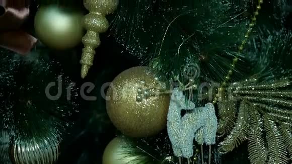 挂在圣诞树上的金色装饰品视频的预览图