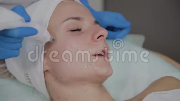 专业的美容师在美容诊所进行DermaPen手术视频的预览图
