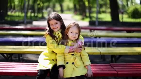 两个姐妹一起在公园玩视频的预览图