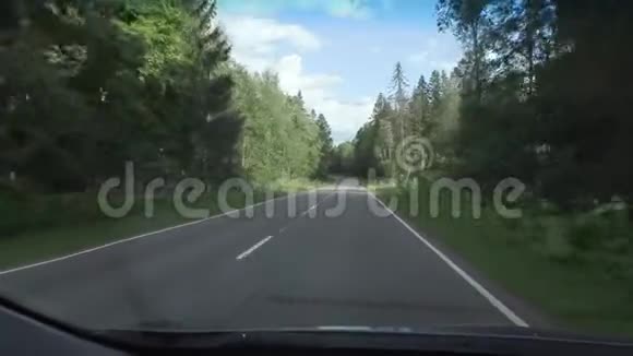 夏天在乡村公路上乘车旅行从出租车上拍摄的手持摄像机视频的预览图