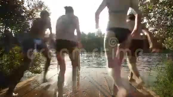 四个年轻的朋友从河坞跳进水里视频的预览图