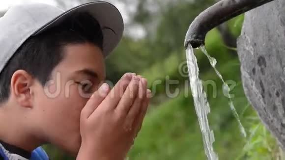孩子从喷泉里喝水视频的预览图