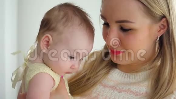 母亲和年幼的女儿站起来视频的预览图