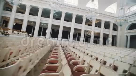 空座在经典风格大明亮音乐厅大型玻璃吊灯视频的预览图