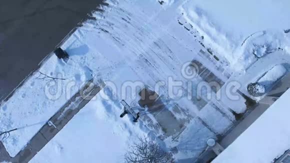 冬季暴雨除雪用铁铲清除车道视频的预览图