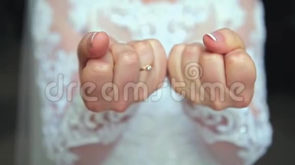 新娘在手上展示结婚戒指视频的预览图