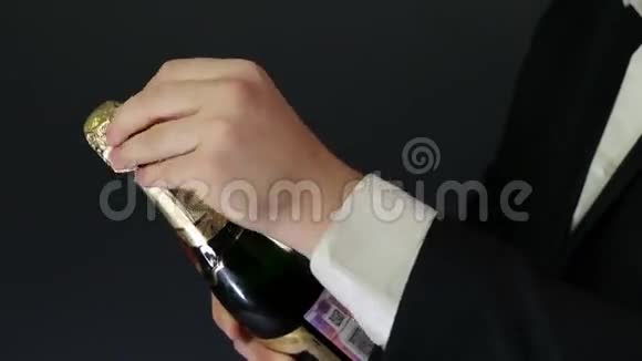 打开一瓶香槟视频的预览图