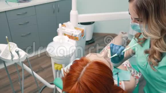 在牙医接待处的年轻女子视频的预览图