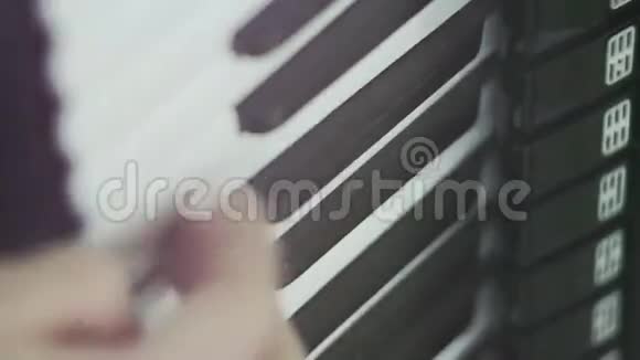 演奏手风琴的音乐家极端特写视频的预览图