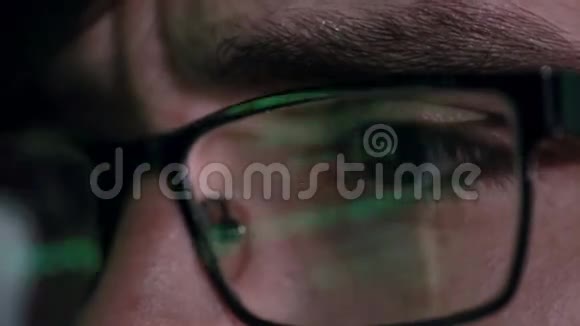 程序员黑客眼镜中的数据代码反射视频的预览图