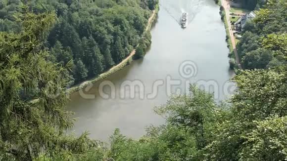 查看萨尔河环路旁边的梅特拉克在萨尔德国旅游船在河上行驶视频的预览图