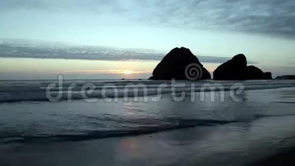 临近日落的海洋上升1200俄勒冈州海岸视频的预览图