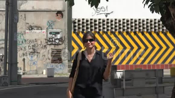 幸福的女人走在城市街上视频的预览图