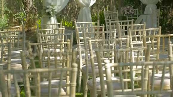 婚礼椅子倾斜背包焦点视频的预览图