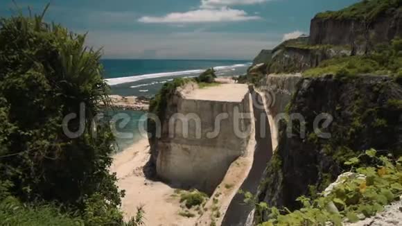两个悬崖之间的道路从上面可以看到海景视频的预览图