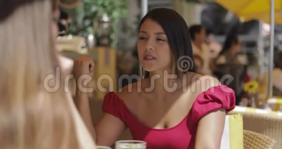 女朋友在咖啡馆聊天视频的预览图