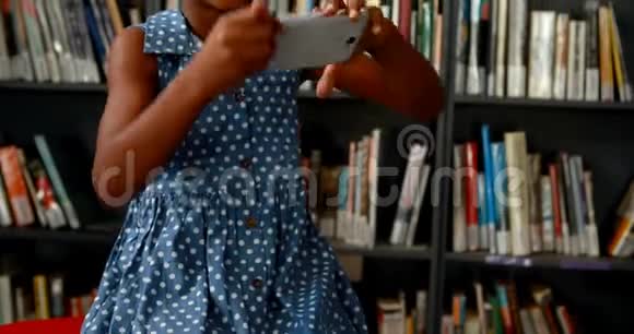 女生用手机自拍4k视频的预览图