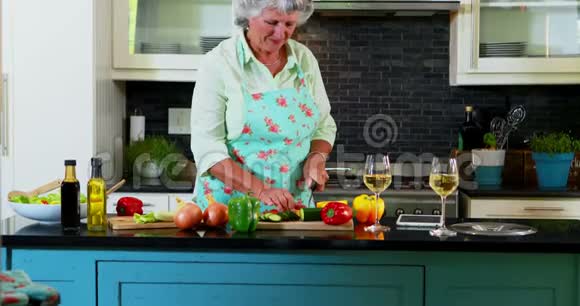 高级夫妇在厨房切菜视频的预览图