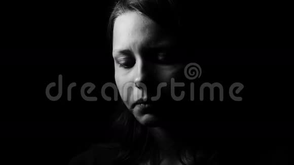 年轻的孤独和沮丧的少女思考她生活中的问题4KUHD视频的预览图