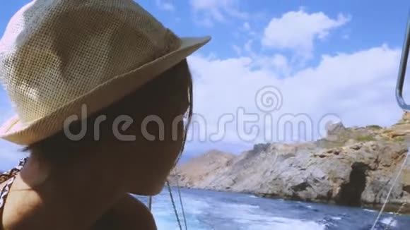 一个女孩正在享受阳光和海滩视频的预览图
