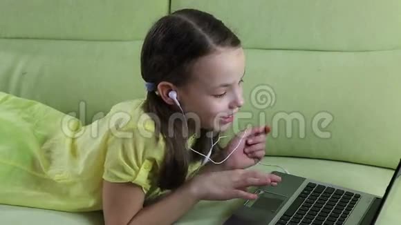 情绪化的小女孩在电脑上用Skype说话视频的预览图