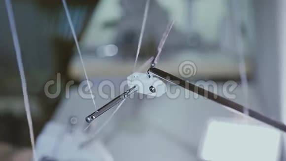 缝纫线移动到机器上视频的预览图