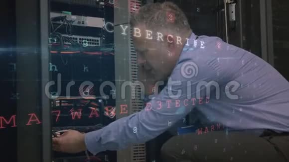 当警告信息出现在前台时在计算机服务器上工作的人视频的预览图
