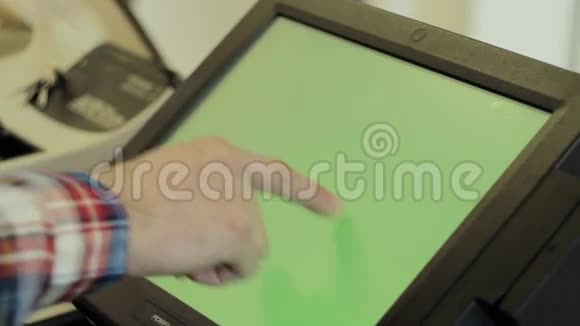 结账时有绿色屏幕的平板电脑视频的预览图